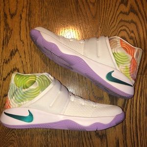 Like new Nike Kyrie 2 kids size 5Y